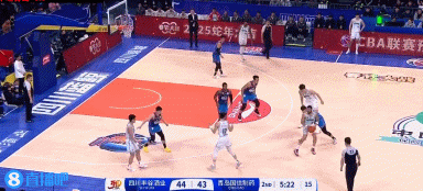 談球吧官網(wǎng)登錄入口攻防建功！楊瀚森站帽對(duì)手 隨后空切順下單臂暴扣