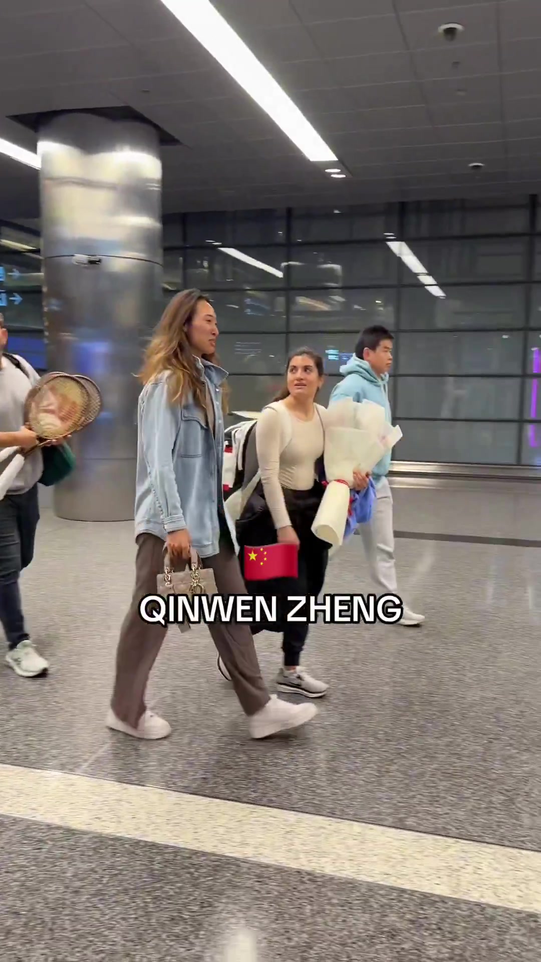 談球吧體育app下載中東賽季加油！鄭欽文抵達(dá)多哈，備戰(zhàn)WTA1000卡塔爾多哈公開賽