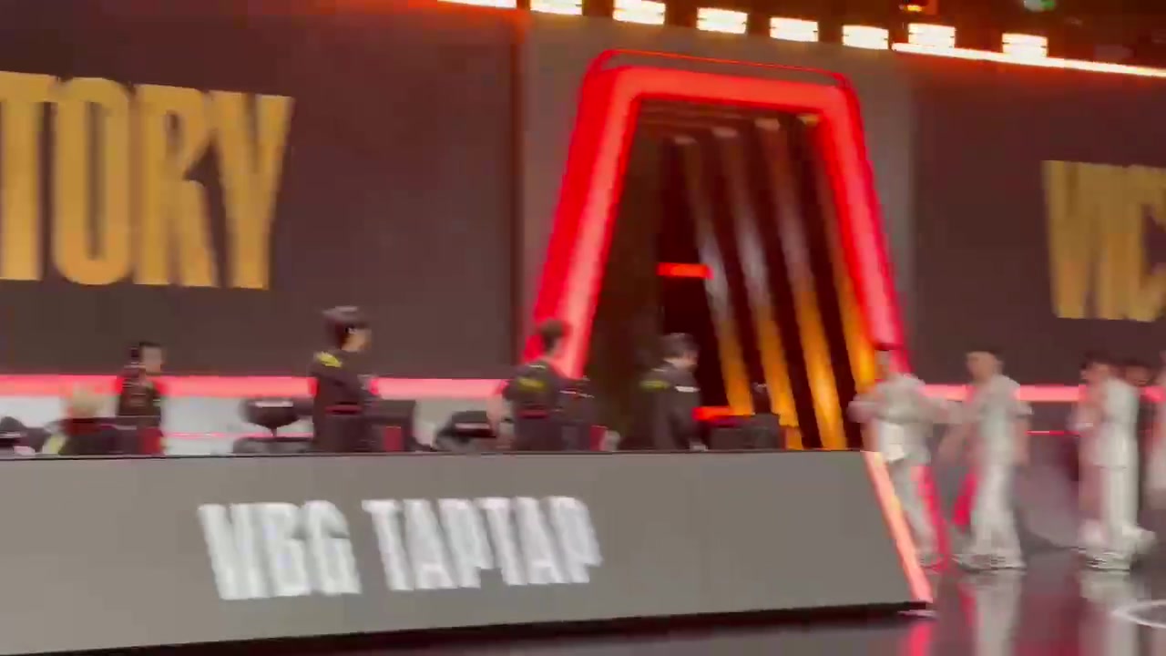 談球吧體育app官網(wǎng)臺(tái)上毫無(wú)波瀾 臺(tái)下全體歡呼！Doinb和Tian碰拳 場(chǎng)下高聲歡呼