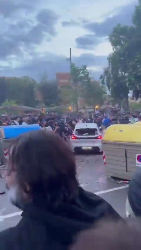 談球吧插曲！球場外汽車失控撞入人群，主裁暫停比賽和球場安保溝通